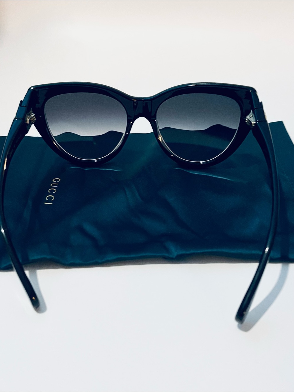 Gucci Black Cat-Eye Sunglasses with Dark Lenses - Picture 4 of 8